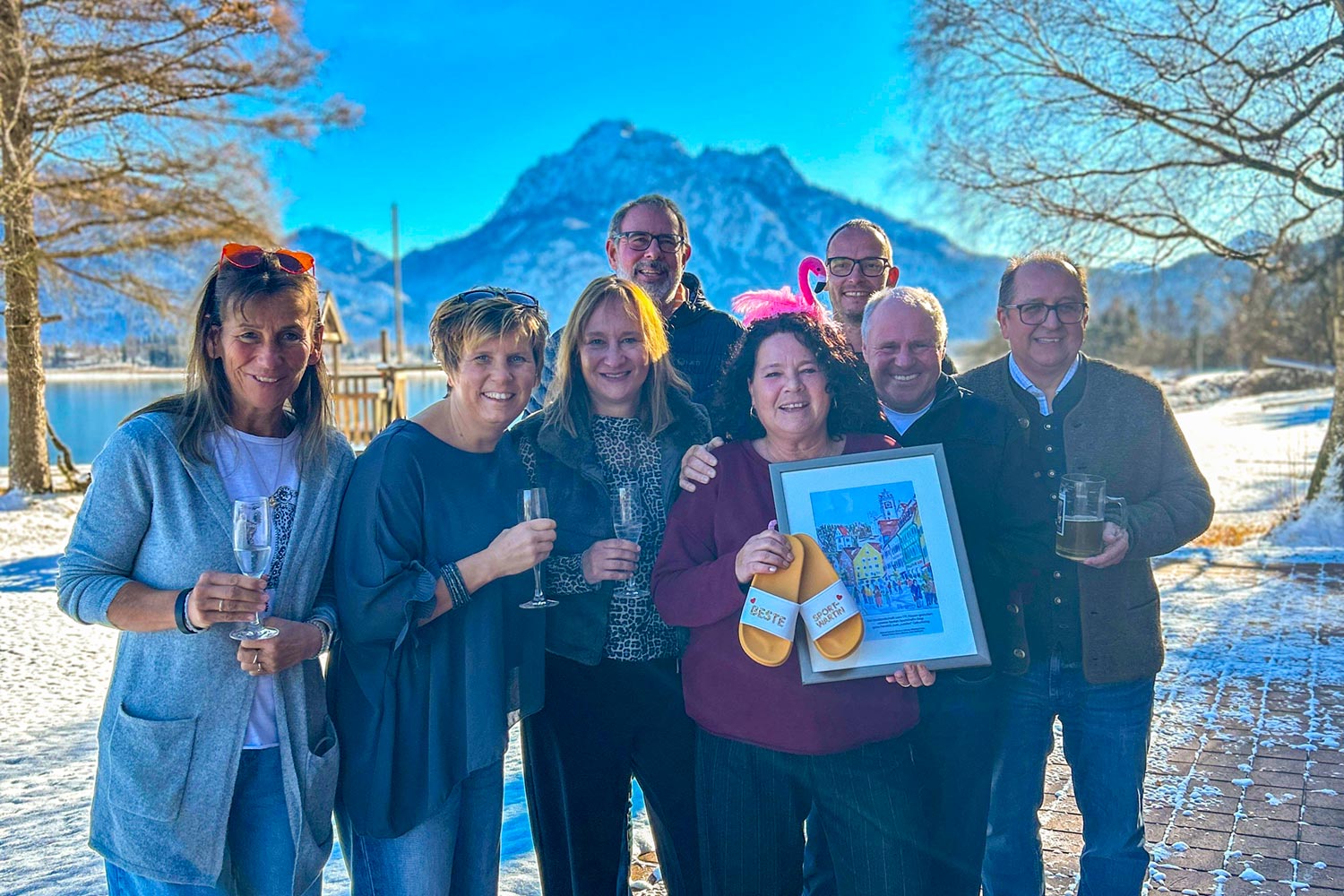 Zum Erinnerungsfoto sind angetreten (v. links): Sabine Hösle, Dani Albrecht, Dani Zellhuber, Norbert Söhner, das Geburtstagskind Dagi Fackler, Manfred Sepp, Günthi Settele und Roland Jentsch.